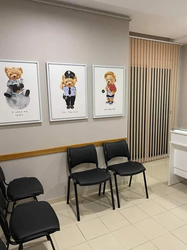 Salle d'attente pour enfants du cabinet de chirurgie pédiatrique à Sfax